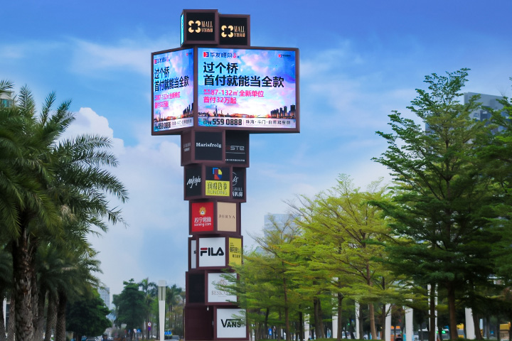 Pylon signs vs monolith signs